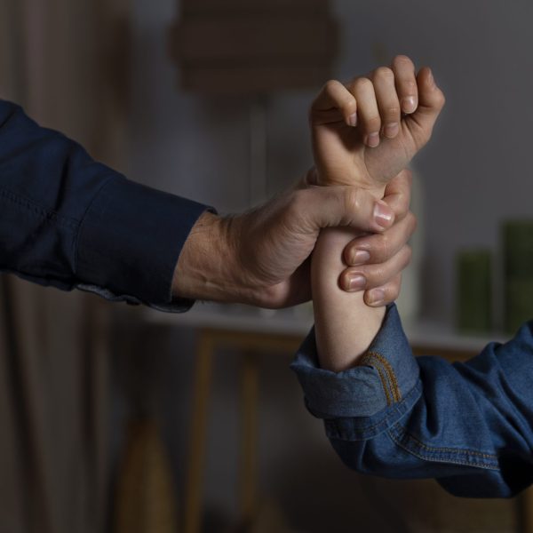 La agravante de violencia de género por actuar “en presencia” de los hijos.