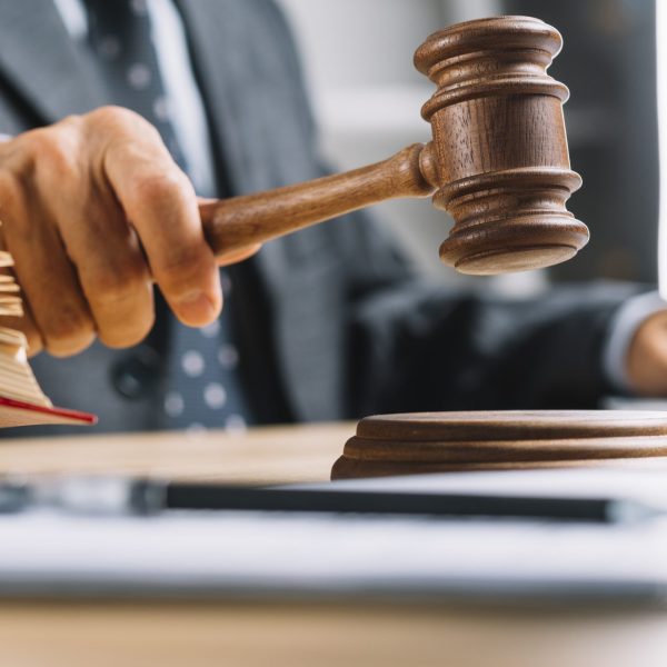 Un tribunal avala la extinción de la pensión de una hija.